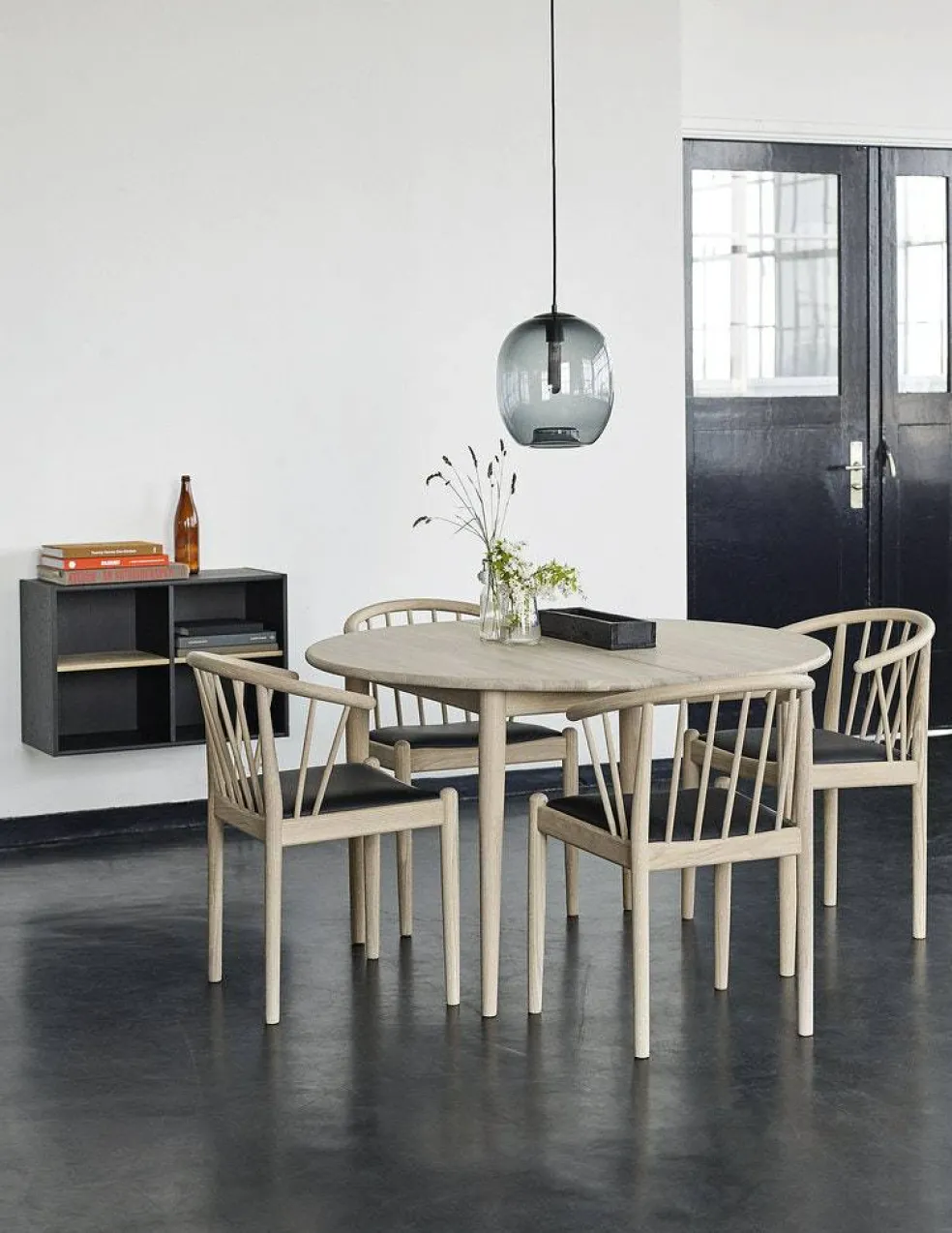893 Matbord Förlängningsbar Ø120 cm, Vitoljad Ek