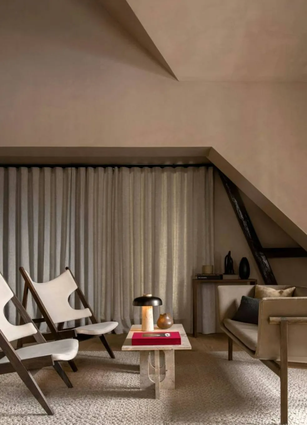 Androgyne Soffbord, Kunis Breccia