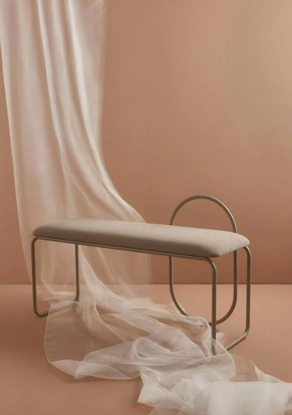 Angui Bänk, Taupe