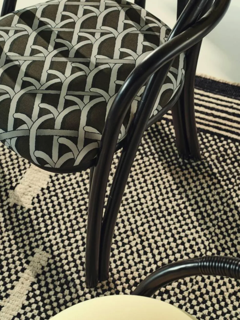 Bistra Matsalsstol, Ebony / Reales Pattern 003