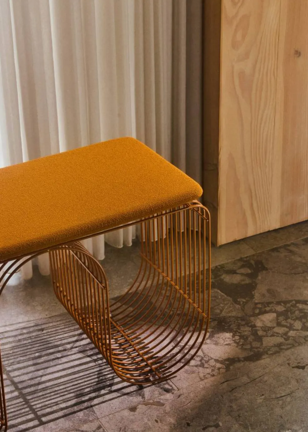 Curva Bänk, Amber