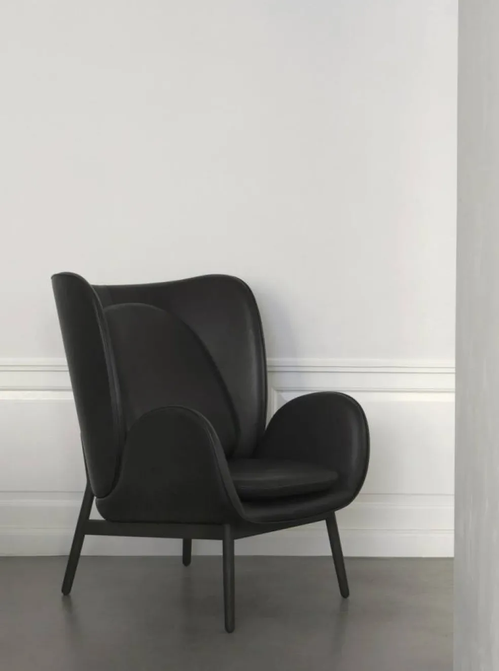 Embrace Fåtölj, Ben Svartbetsad Ek / Skinn Elmosoft Svart