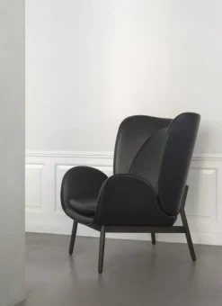 Embrace Fåtölj, Ben Svartbetsad Ek / Skinn Elmosoft Svart