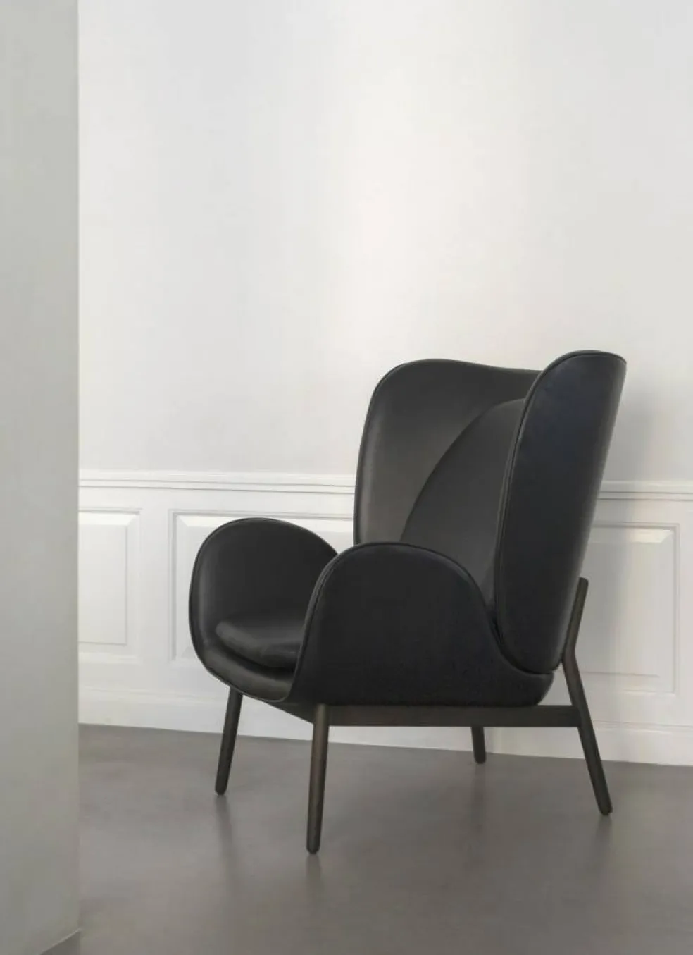 Embrace Fåtölj, Ben Svartbetsad Ek / Skinn Elmosoft Svart