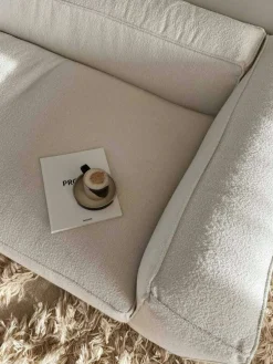 Grand 2-Sitssoffa Bouclétyg, Steam White