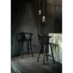 In Between Barstol Sk7, Svartlackad Ek