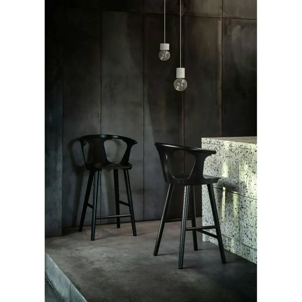 In Between Barstol Sk9, Svartlackad Ek
