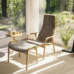 Lamino Fåtölj Med Fotpall Fårskinn, Scandinavian Grey / Lackad Bok