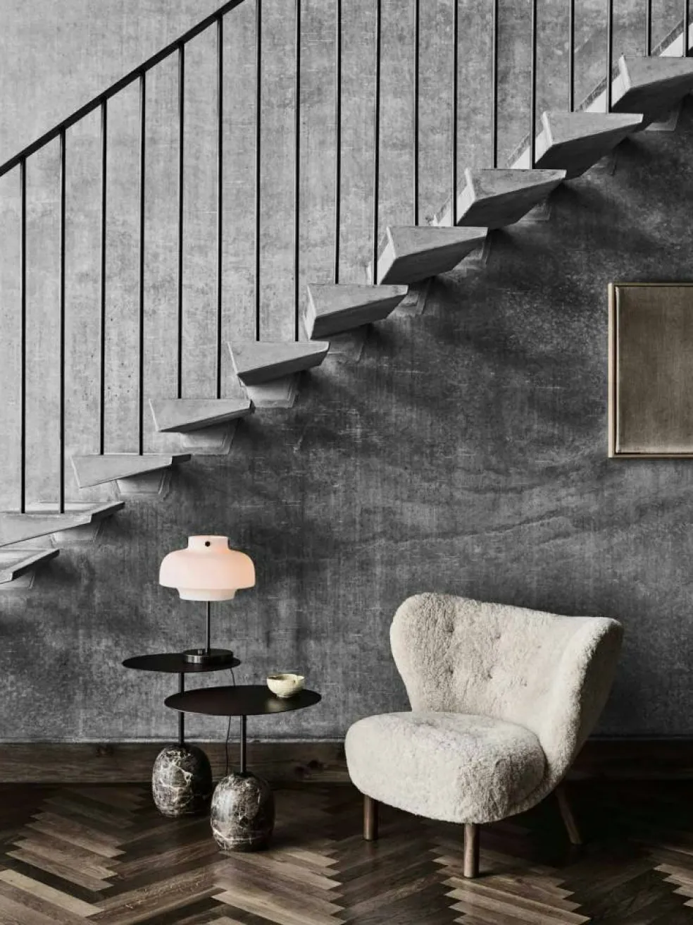 Little Petra VB1 Loungestol, Fårskinn Moonlight / Valnöt