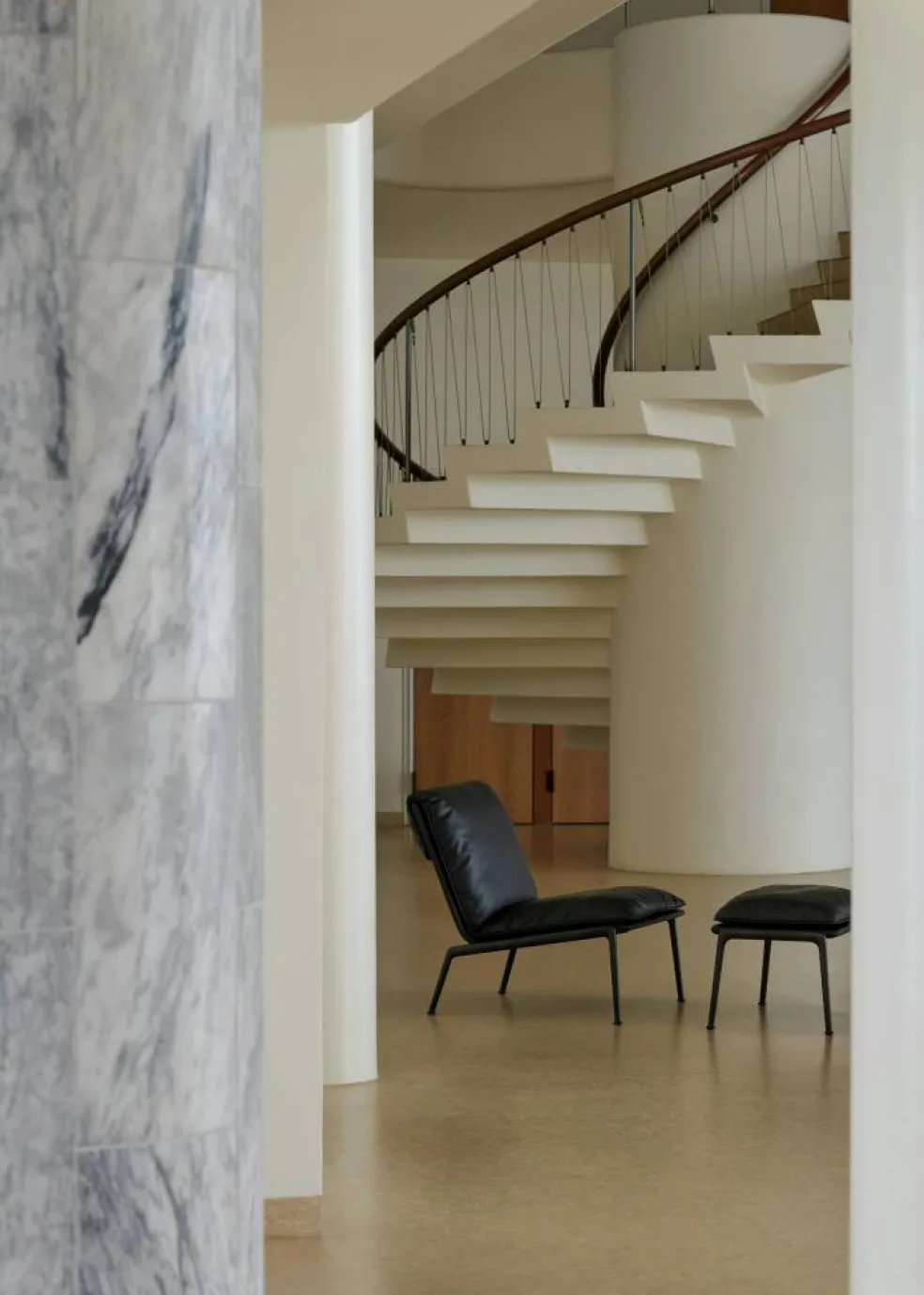 Muno LN20 Fotpall, Warm Black / Svart Läder