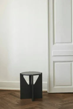 Simple Pall, Svartlackerad Ek