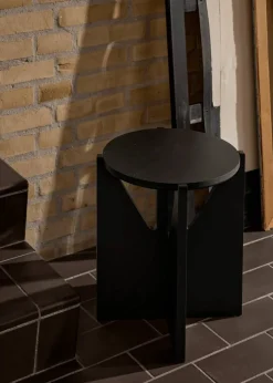 Simple Pall, Svartlackerad Ek